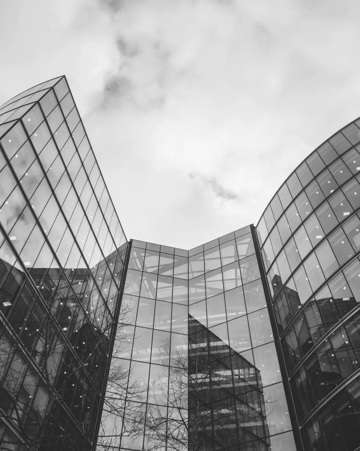 Fachadas de vidrio de un conjunto corporativo, vistas desde abajo.